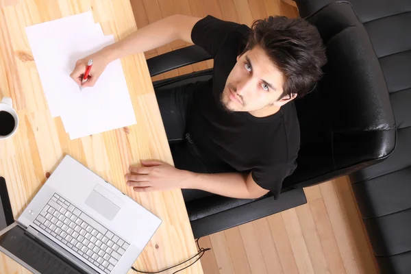 Travailler sur un bureau en bois — Photo